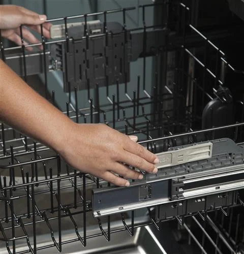 Easy touch adjustable upper rack with 2 Stem Safe shelves