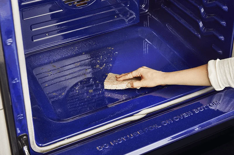A Clean Oven in Just 10 Minutes with EasyClean(R)