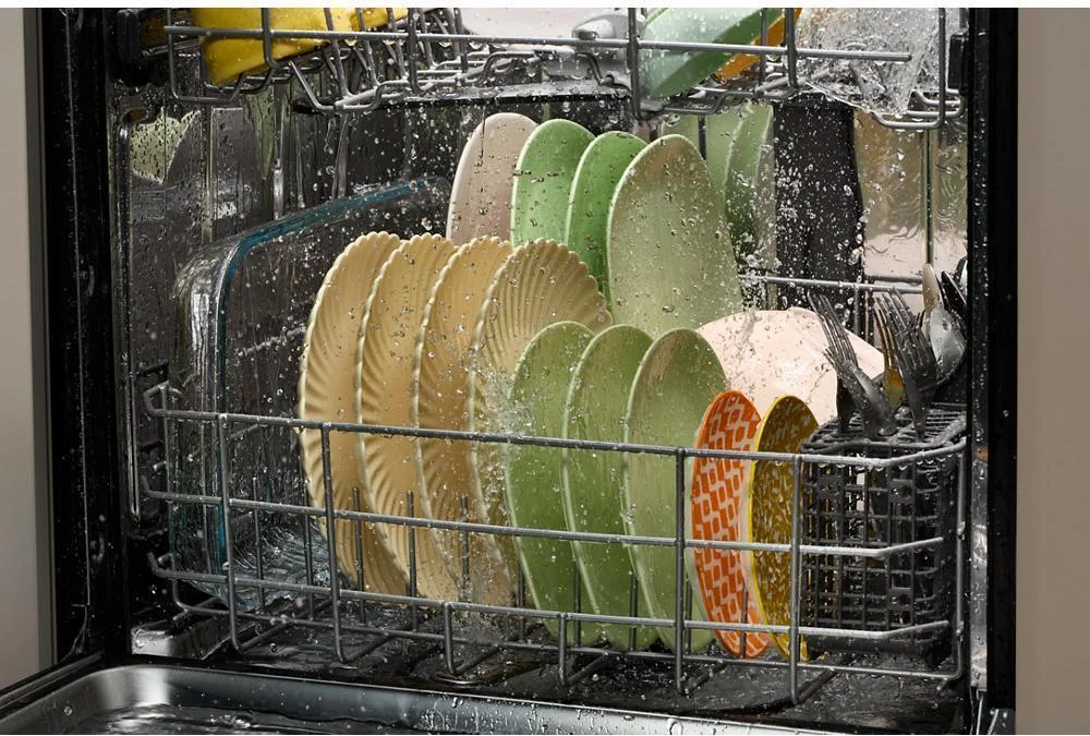 Normal Cycle with Soil Sensors tracks soil levels to keep dishes clean.